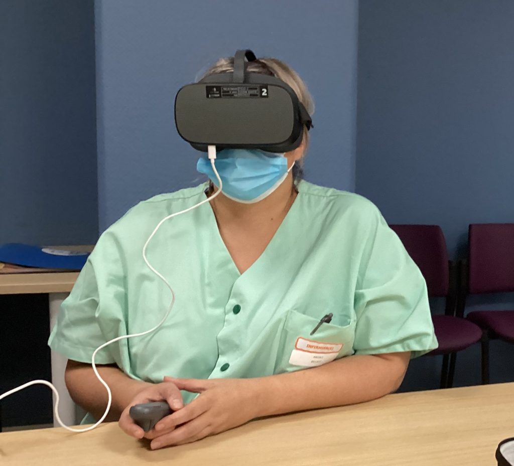 Infirmière avec un casque de réalité virtuelle